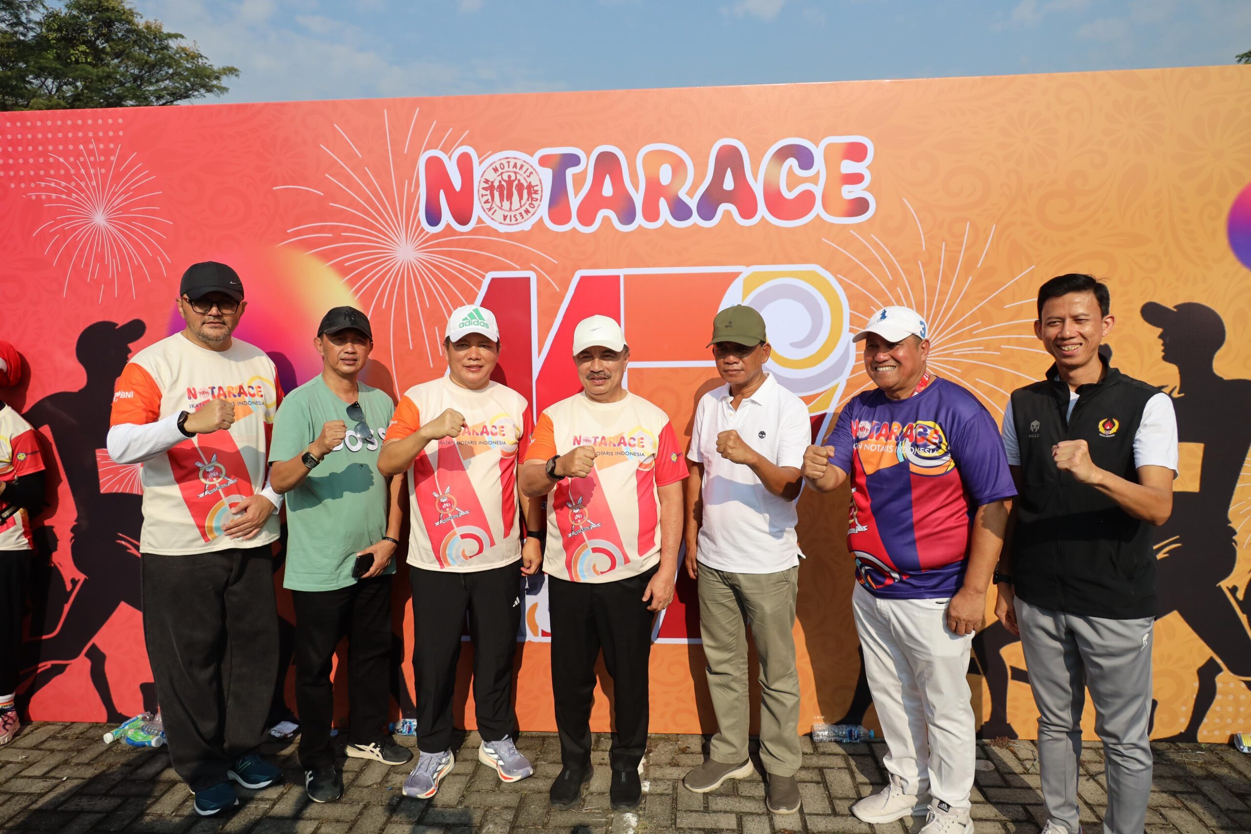 Wakil Wali Kota Bekasi Abdul Harris Bobihoe bersama Sekretaris Daerah Junaedi, pengurus Ikatan Notaris Indonesia beserta masyarakat hadir pada kegiatan “NOTARACE - FUN RUN & FUN WALK" yang merupakan peringatan HUT INI ke 117.