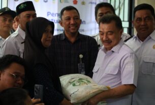 Wakil Wali Kota Bekasi Harris Bobihoe meninjau langsung proses pembagian bantuan pangan kepada masyarakat.