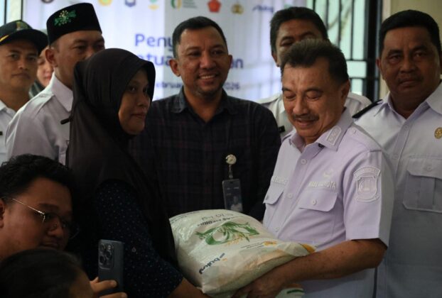 Wakil Wali Kota Bekasi Harris Bobihoe meninjau langsung proses pembagian bantuan pangan kepada masyarakat.