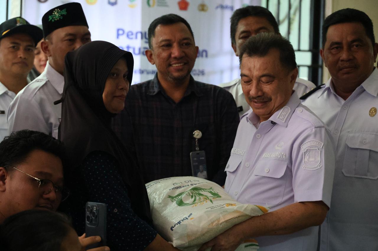 Wakil Wali Kota Bekasi Harris Bobihoe meninjau langsung proses pembagian bantuan pangan kepada masyarakat.