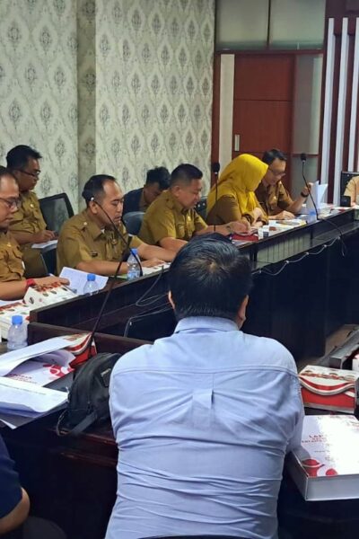 Anggota Komisi II bersama eksekutif saat rapat evaluasi LKPJ Wali Kota TA 2025