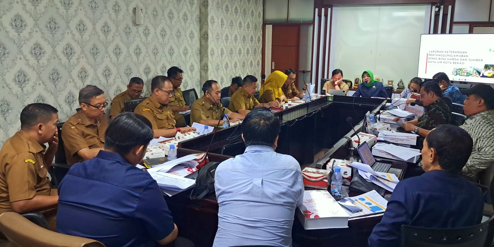 Anggota Komisi II bersama eksekutif saat rapat evaluasi LKPJ Wali Kota TA 2025