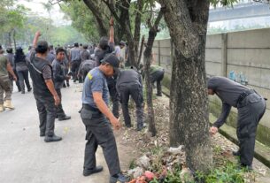 Satpol PP bersama Satlinmas Kota Bekasi memimpin aksi gotong royong massal di kawasan Medan Satria.