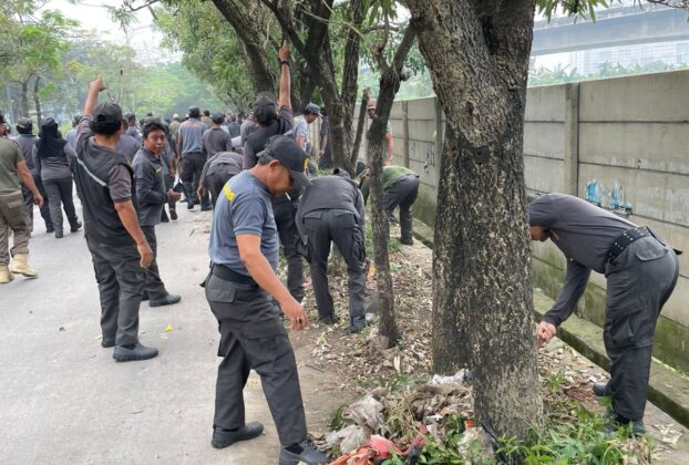 Satpol PP bersama Satlinmas Kota Bekasi memimpin aksi gotong royong massal di kawasan Medan Satria.
