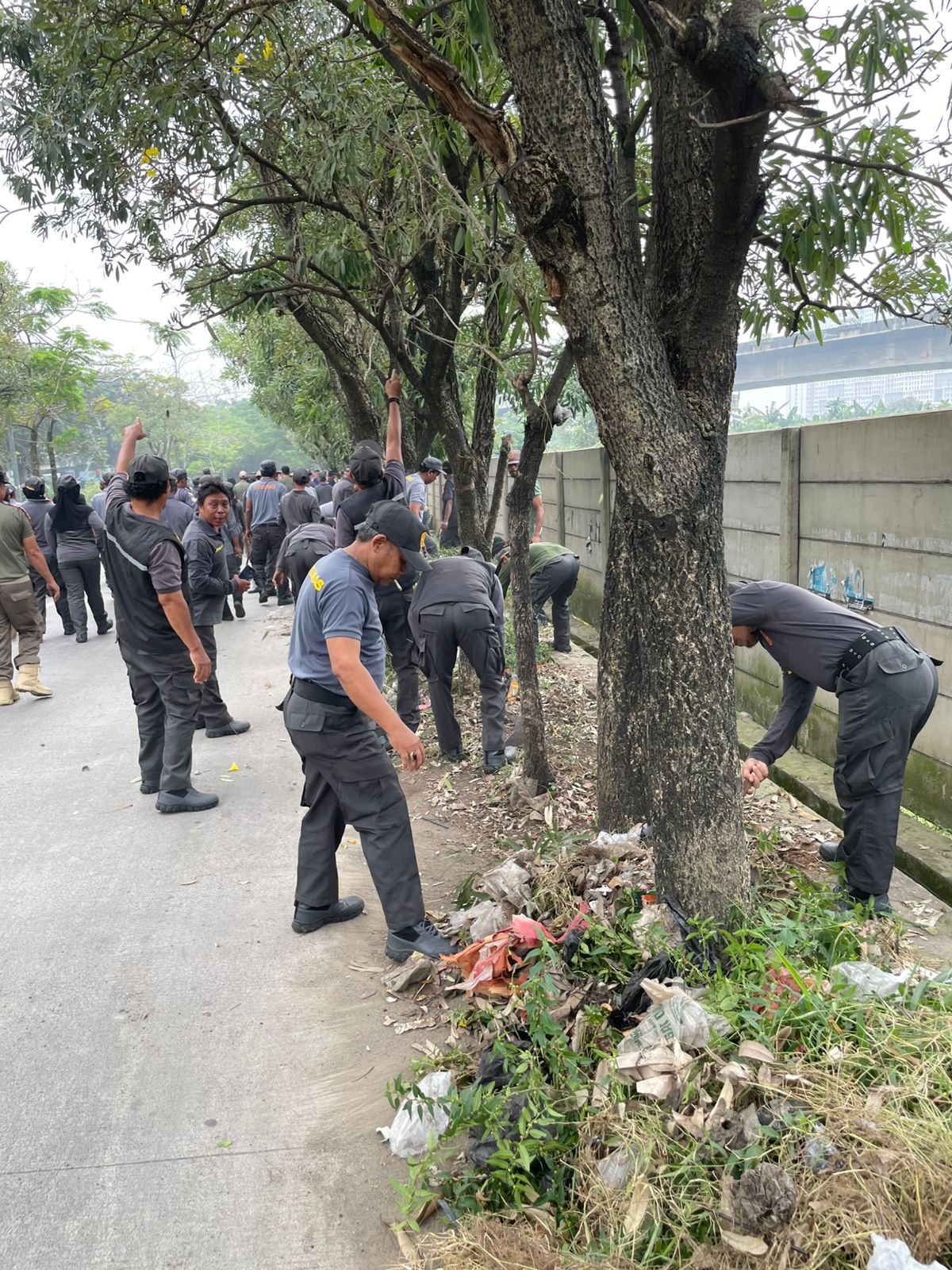 Satpol PP bersama Satlinmas Kota Bekasi memimpin aksi gotong royong massal di kawasan Medan Satria.