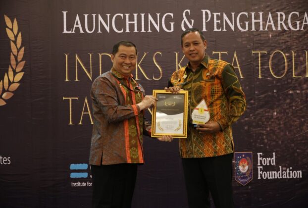 Wali Kota Bekasi Tri Adhianto menerima langsung penghargaan tersebut di Mangkuluhur ARTOTEL Hotel Jakarta pada, Rabu (22/4/2026).