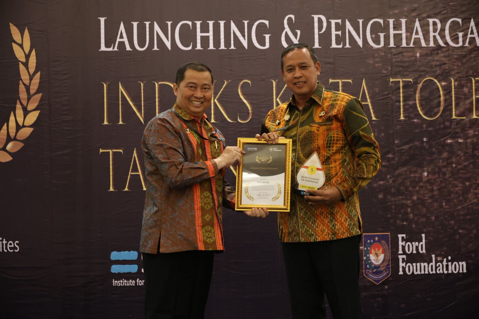 Wali Kota Bekasi Tri Adhianto menerima langsung penghargaan tersebut di Mangkuluhur ARTOTEL Hotel Jakarta pada, Rabu (22/4/2026).