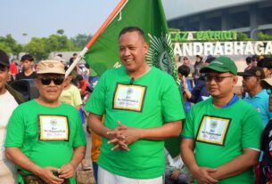 Terlihat Ketua DPRD Kota Bekasi Dr Sardi Efendi bersama Wali Kota Bekasi menghadiri Hari Bermuhammadiyah.