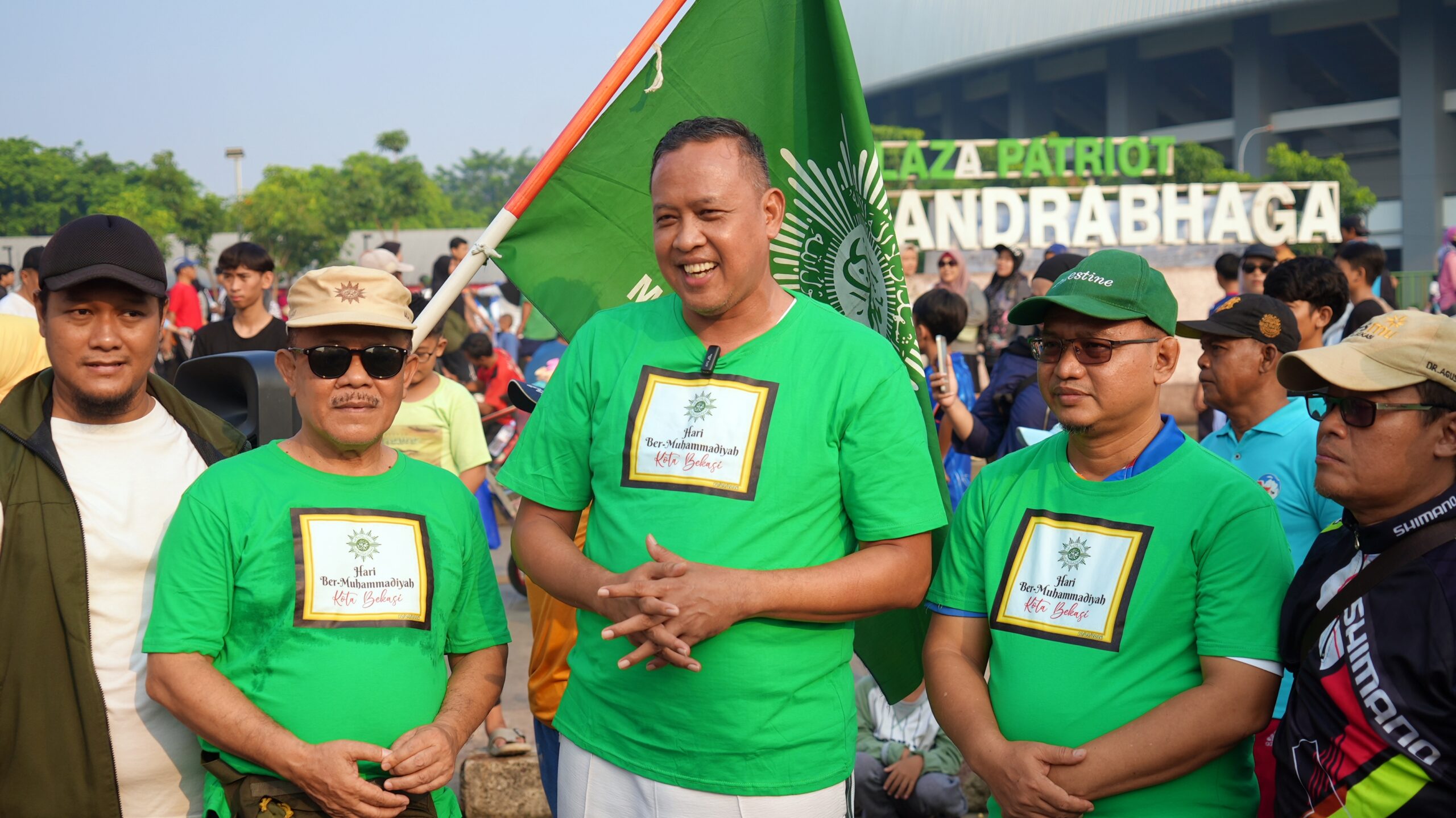 Terlihat Ketua DPRD Kota Bekasi Dr Sardi Efendi bersama Wali Kota Bekasi menghadiri Hari Bermuhammadiyah.
