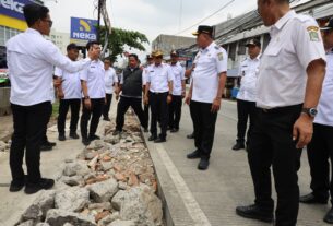 Wali Kota Bekasi, Tri Adhianto, meninjau lokasi Kali Harun secara langsung.