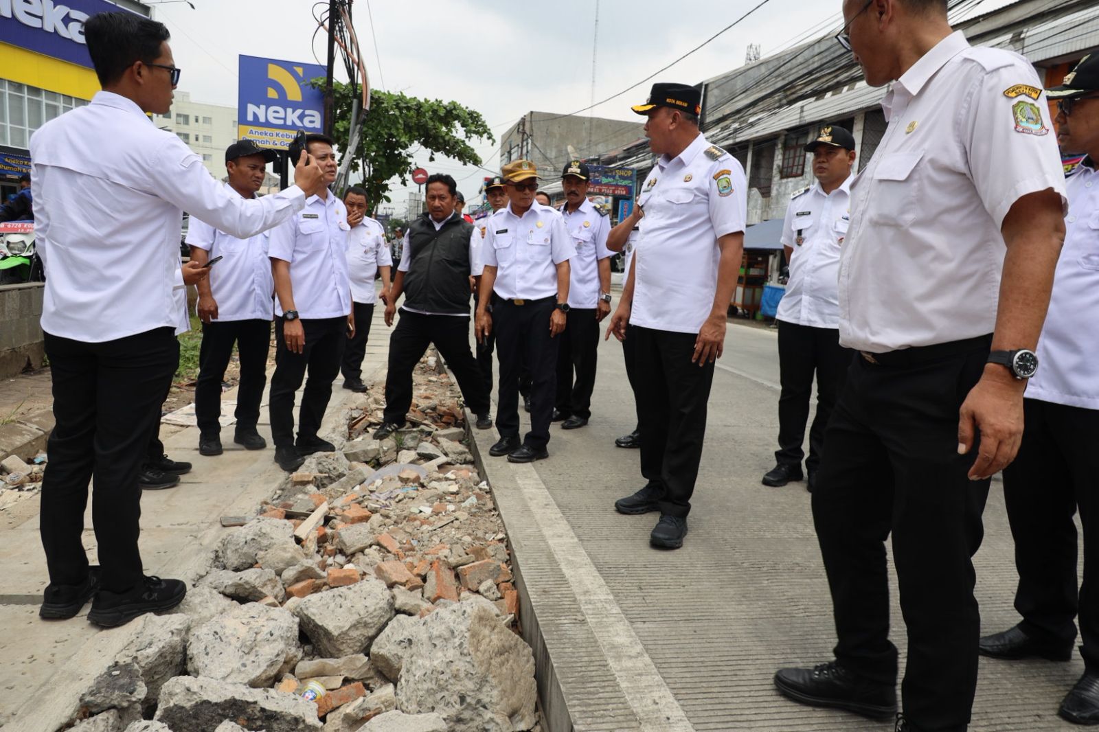 Wali Kota Bekasi, Tri Adhianto, meninjau lokasi Kali Harun secara langsung.