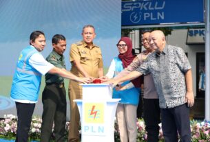 Wali Kota Bekasi ketiga dari kiri terliat mencet tombol saat meresmikan SPKLU Umum si Kantor PLN UP3.