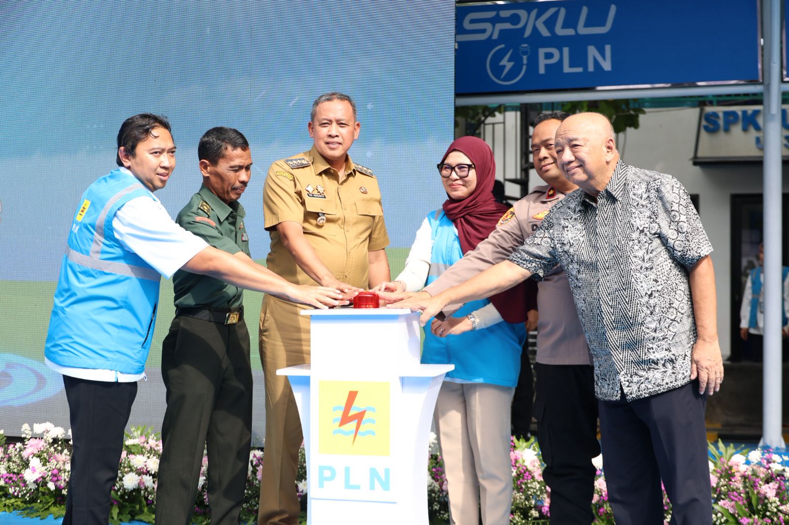 Wali Kota Bekasi ketiga dari kiri terliat mencet tombol saat meresmikan SPKLU Umum si Kantor PLN UP3.
