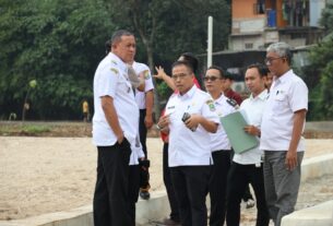Wali Kota Bekasi saat meninjau pembangunan lapangan voli pantai di Bantargebang.