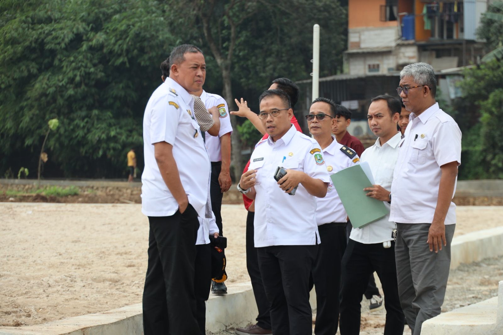 Wali Kota Bekasi saat meninjau pembangunan lapangan voli pantai di Bantargebang.