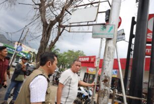 Wali Kota Bekasi, Tri Adhianto saat melakukan sidak penataan ducting kabel di Jatiasih.