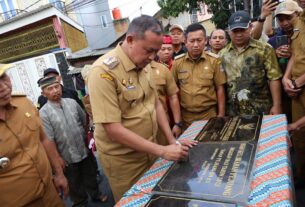 Wali Kota Bekasi tanda tangani prasasti saat peresmian jembatan baru di jalan pintu air kelurahan marga mulya.