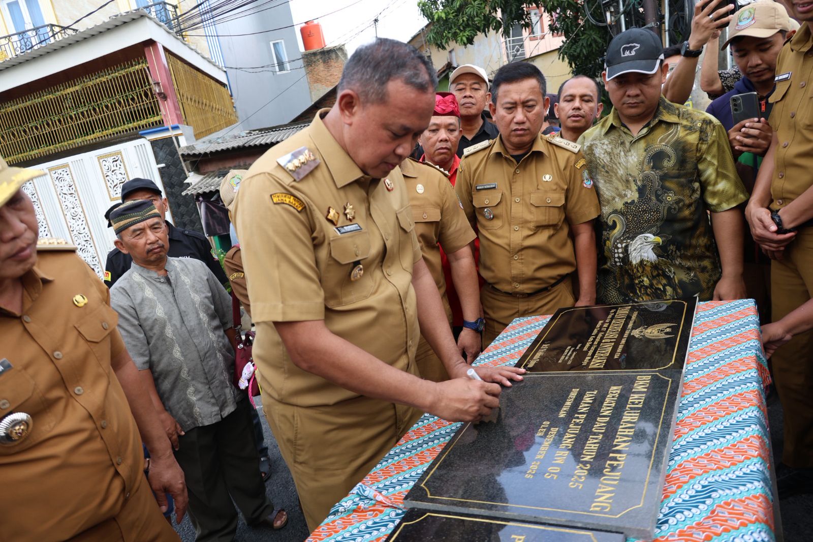 Wali Kota Bekasi tanda tangani prasasti saat peresmian jembatan baru di jalan pintu air kelurahan marga mulya.
