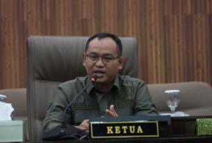 Ketua DPRD Bekasi Edukasi Siswa SDIT di Ruang Rapat Paripurna