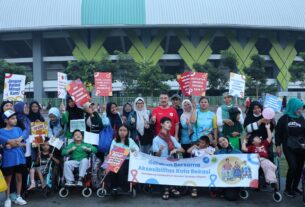 Wakil Wali Kota Bekasi Abdul Harris Bobihoe menyapa penyandang disabilitas saat kampanye kesempatan kerja di CFD Kota Bekasi.