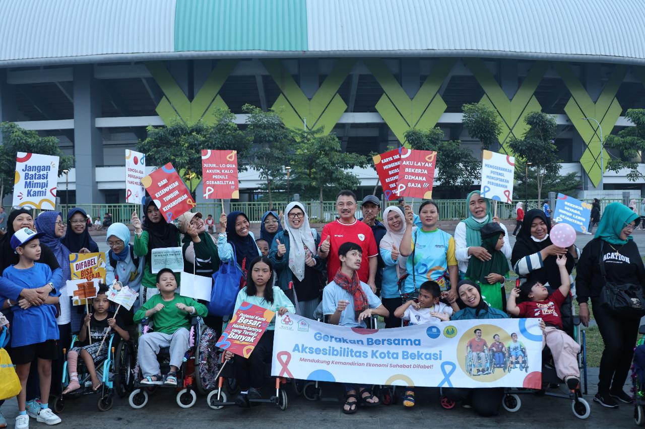 Wakil Wali Kota Bekasi Abdul Harris Bobihoe menyapa penyandang disabilitas saat kampanye kesempatan kerja di CFD Kota Bekasi.