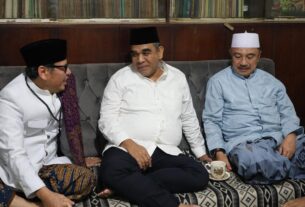 Wakil Wali Kota Bekasi Abdul Harris Bobihoe menghadiri Haul KH Abubakar Jamal dan menyampaikan pentingnya peran pesantren.