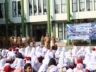 Wakil Wali Kota Bekasi Abdul Harris Bobihoe meninjau hari pertama masuk sekolah di SMP Negeri Kota Bekasi.