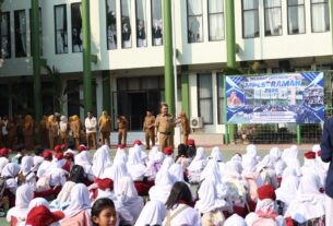 Wakil Wali Kota Bekasi Abdul Harris Bobihoe meninjau hari pertama masuk sekolah di SMP Negeri Kota Bekasi.