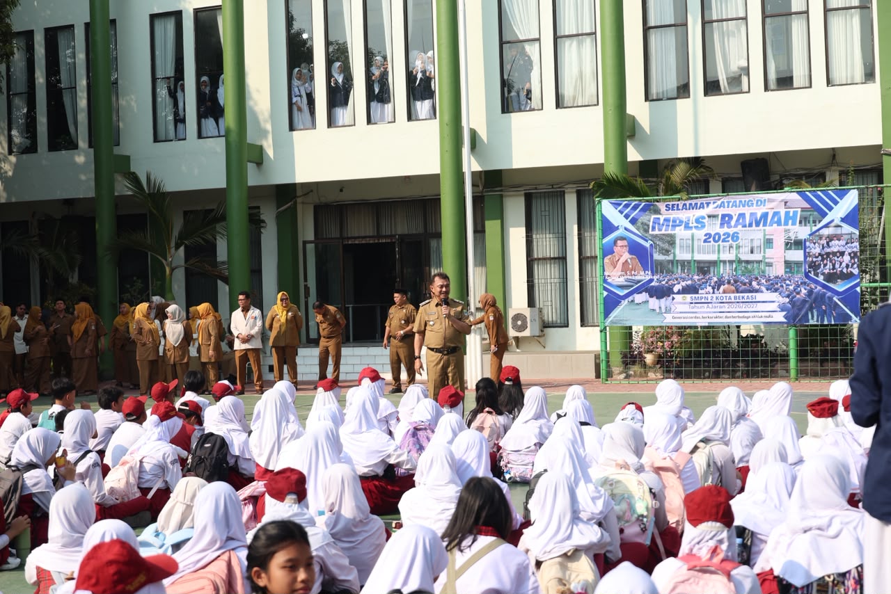 Wakil Wali Kota Bekasi Abdul Harris Bobihoe meninjau hari pertama masuk sekolah di SMP Negeri Kota Bekasi.