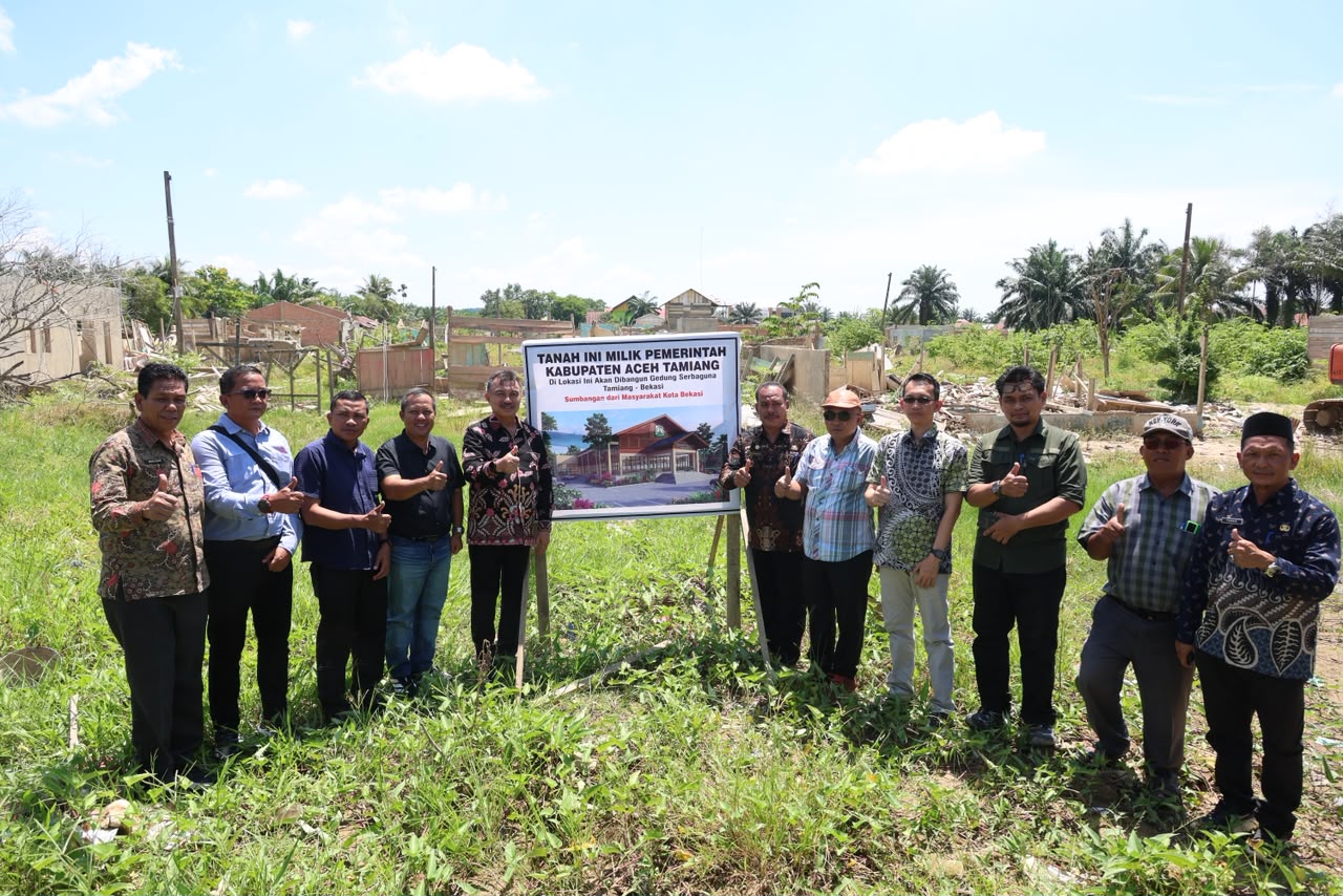 Wakil Wali Kota Bekasi Abdul Harris Bobihoe meninjau lokasi pembangunan Gedung Serbaguna Tamiang–Bekasi di Aceh Tamiang.