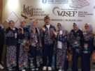 Wakil Wali Kota Bekasi Abdul Harris Bobihoe menerima penghargaan Anugerah Fashion Show PKJB 2026 di Sunda Karsa Fest Bandung.