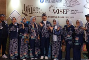 Wakil Wali Kota Bekasi Abdul Harris Bobihoe menerima penghargaan Anugerah Fashion Show PKJB 2026 di Sunda Karsa Fest Bandung.