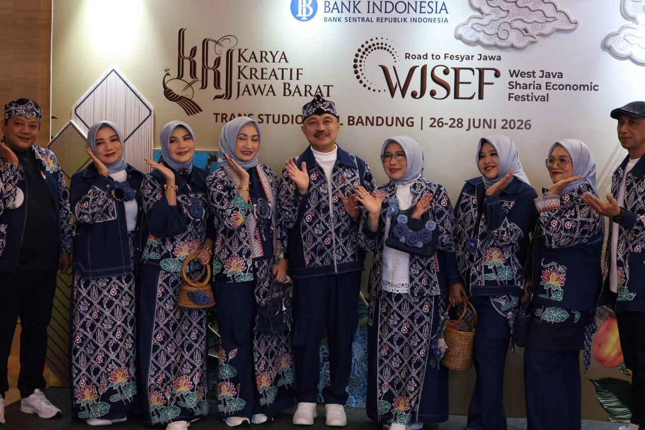 Wakil Wali Kota Bekasi Abdul Harris Bobihoe menerima penghargaan Anugerah Fashion Show PKJB 2026 di Sunda Karsa Fest Bandung.