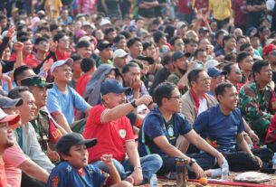 Wakil Wali Kota Bekasi Abdul Harris Bobihoe menghadiri Nobar Piala Dunia FIFA 2026 bersama masyarakat di Plaza Patriot Candrabhaga.