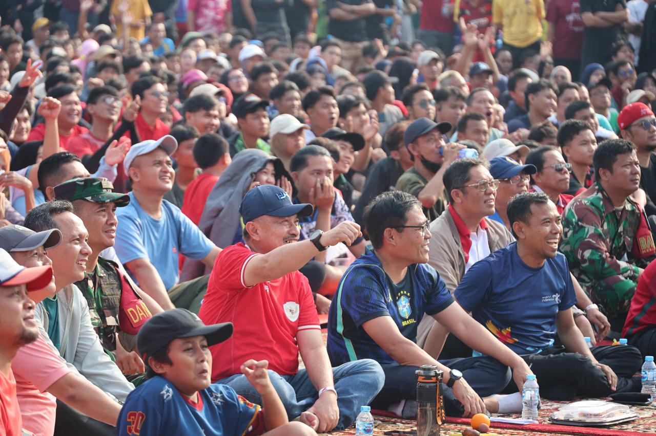Wakil Wali Kota Bekasi Abdul Harris Bobihoe menghadiri Nobar Piala Dunia FIFA 2026 bersama masyarakat di Plaza Patriot Candrabhaga.