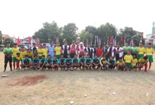 Turnamen sepak bola Soekarno Cup Kota Bekasi yang ramai penonton dan pedagang UMKM.