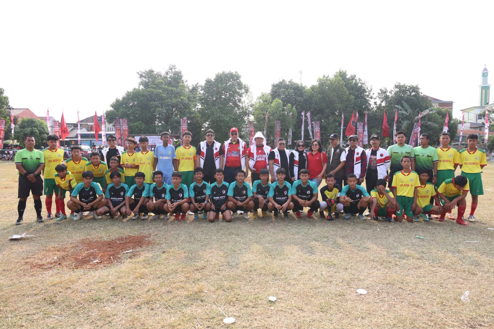 Turnamen sepak bola Soekarno Cup Kota Bekasi yang ramai penonton dan pedagang UMKM.