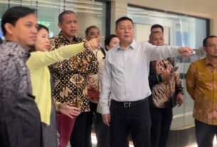Wali Kota Bekasi Tri Adhianto bersama DPRD Kota Bekasi berdiskusi dengan manajemen Wangneng mengenai percepatan pembangunan PSEL di Huzhou, China.