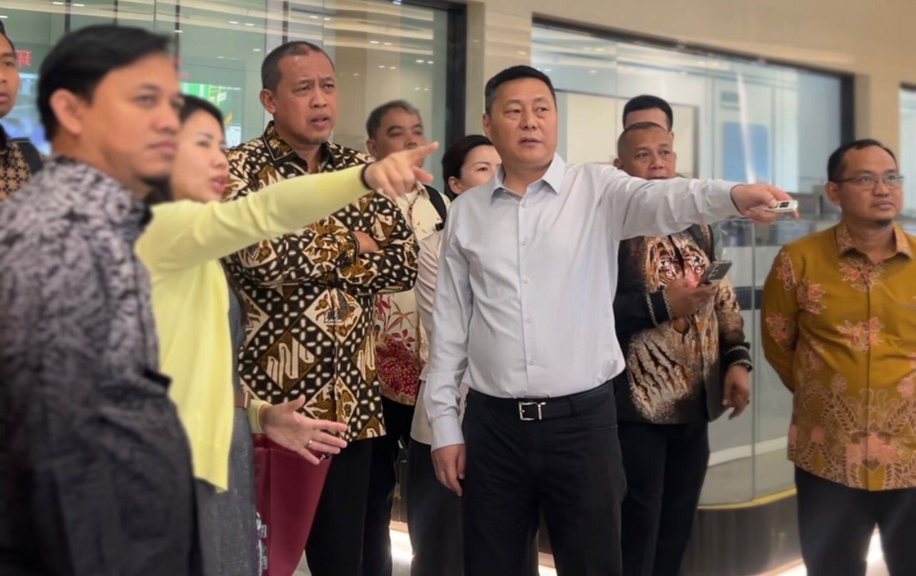 Wali Kota Bekasi Tri Adhianto bersama DPRD Kota Bekasi berdiskusi dengan manajemen Wangneng mengenai percepatan pembangunan PSEL di Huzhou, China.
