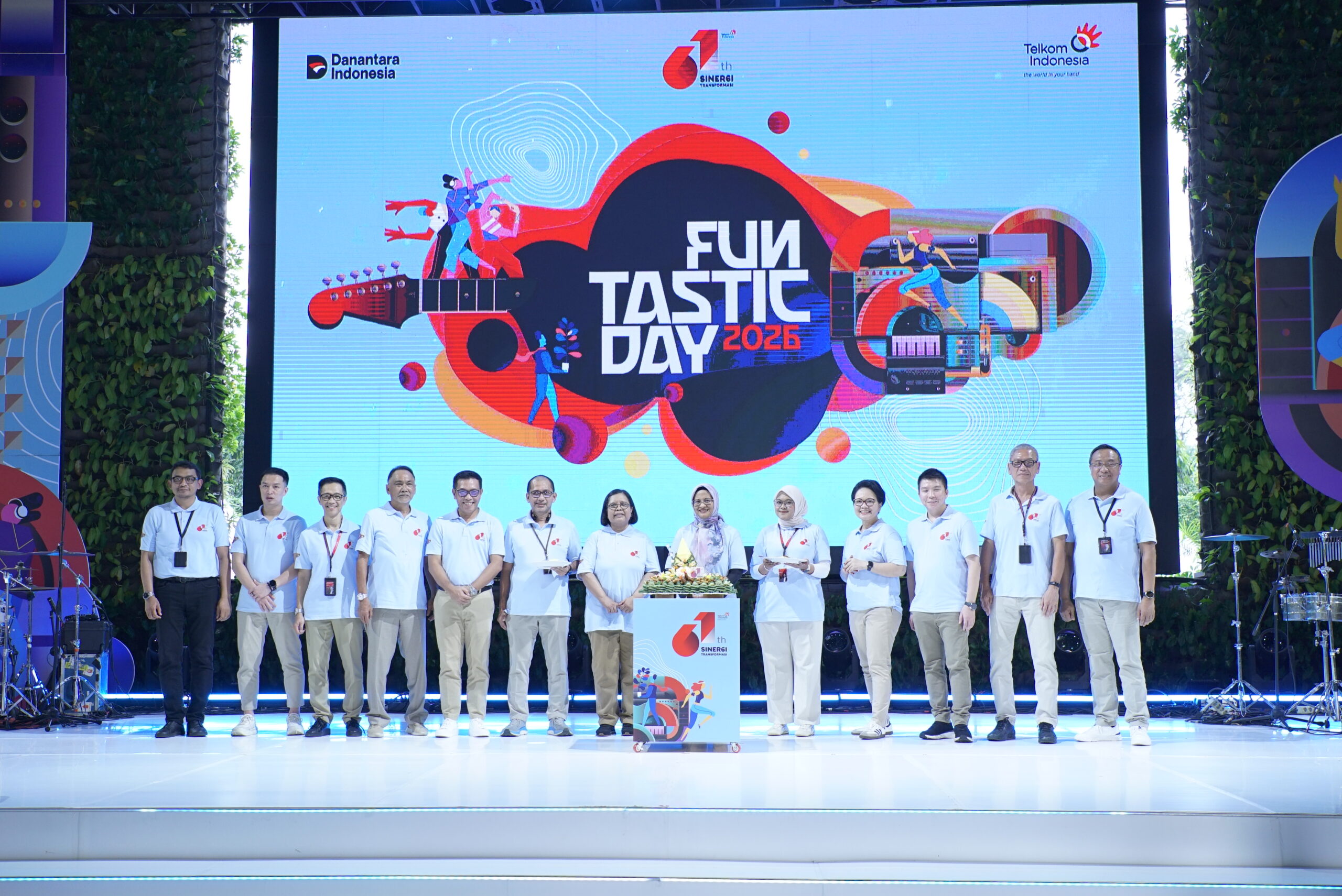 Jajaran Direksi dan Komisaris Telkom Indonesia merayakan HUT ke-61 pada acara Siner61 Transformasi di The Telkom Hub Jakarta.