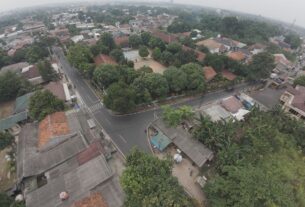 Petugas DBMSDA Kota Bekasi menyelesaikan perbaikan Jalan BKKBN di Kecamatan Mustika Jaya.