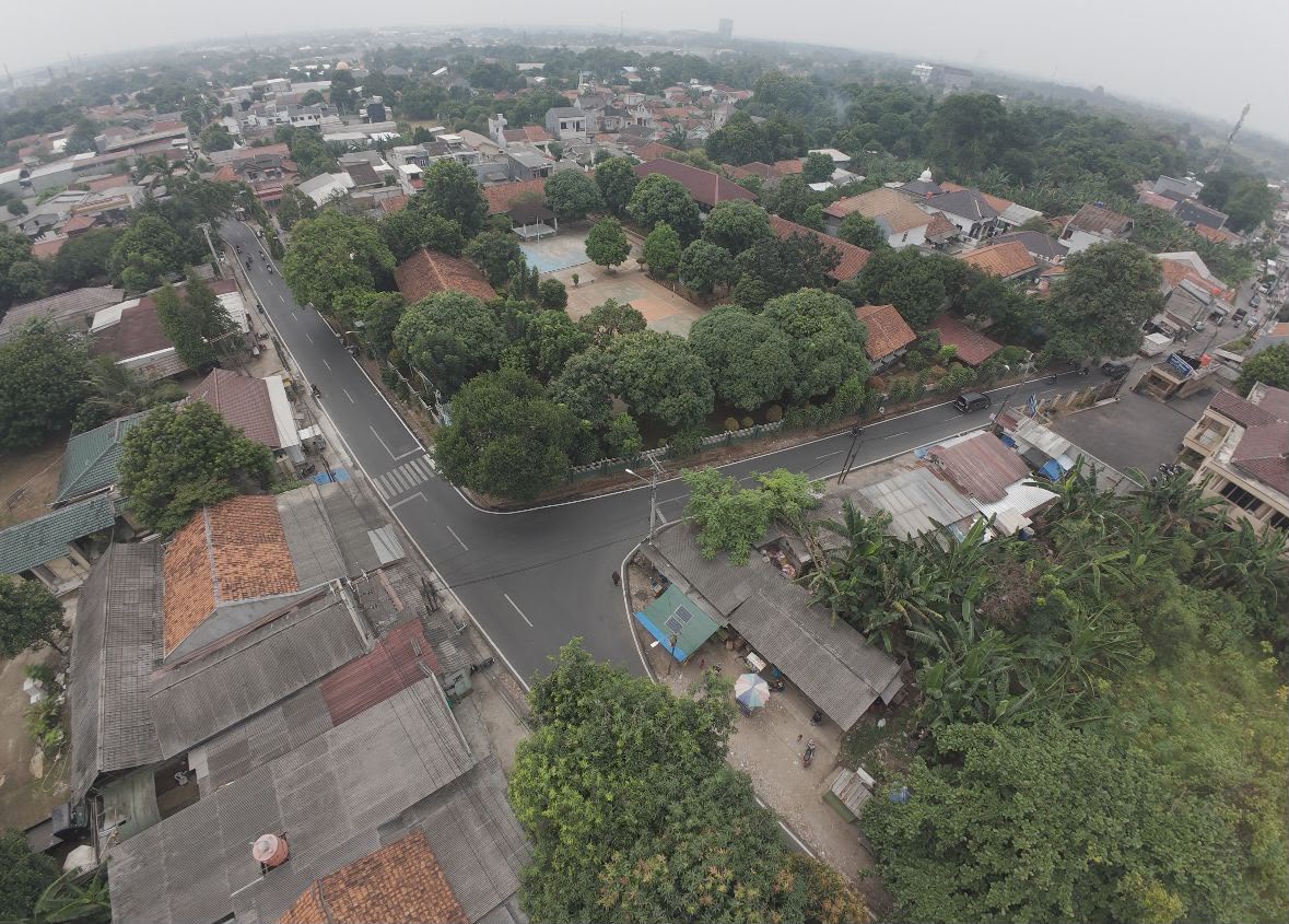 Petugas DBMSDA Kota Bekasi menyelesaikan perbaikan Jalan BKKBN di Kecamatan Mustika Jaya.