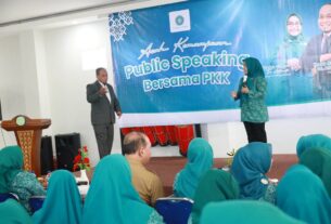 Pelatihan public speaking kader TP PKK Kota Bekasi di Graha 96 untuk meningkatkan kemampuan komunikasi.