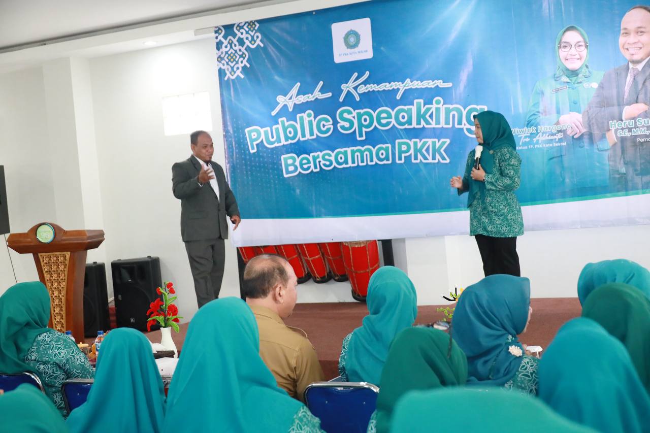 Pelatihan public speaking kader TP PKK Kota Bekasi di Graha 96 untuk meningkatkan kemampuan komunikasi.