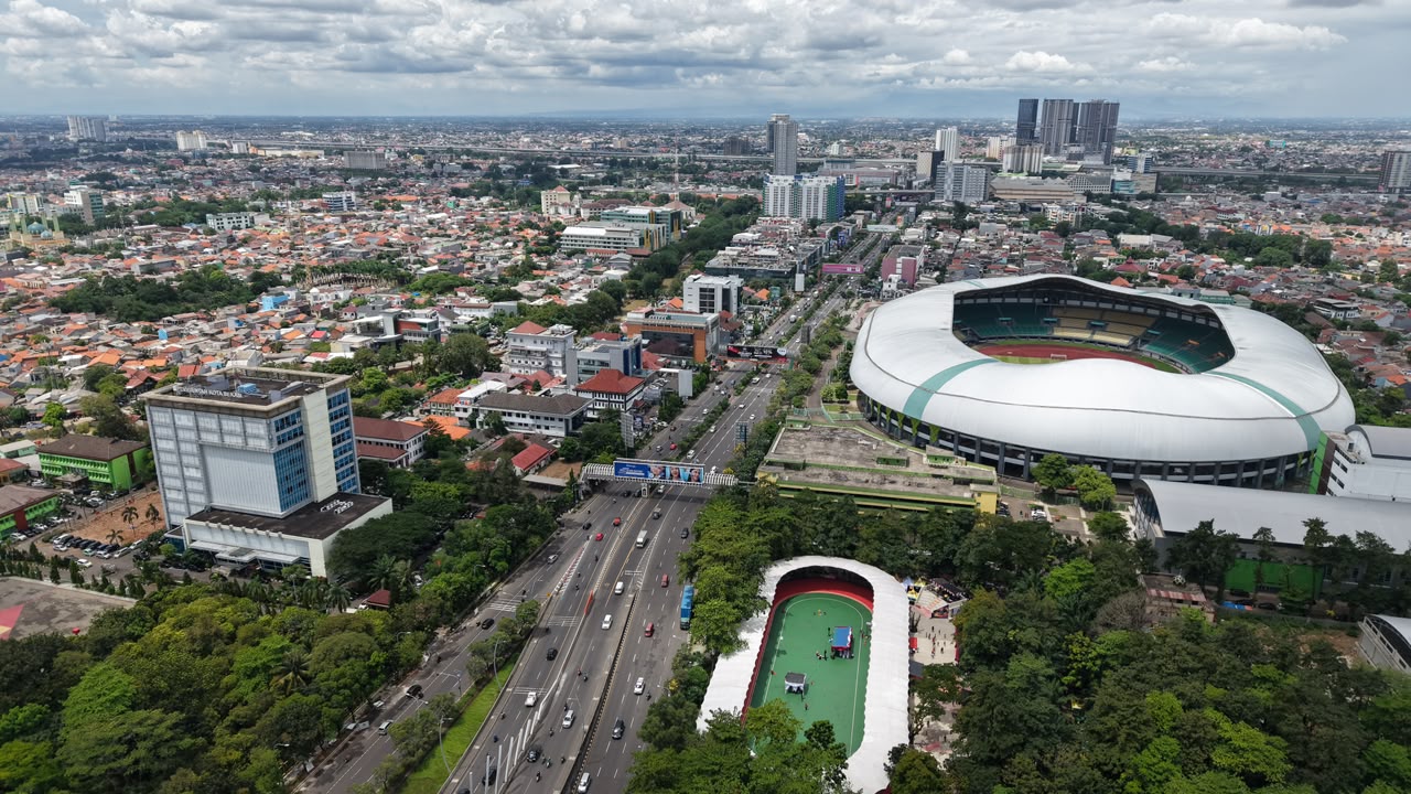 Panorama udara Stadion Patriot Candrabhaga sebagai pusat pengembangan sport city Kota Bekasi.