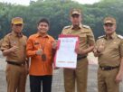 Tri Adhianto memberikan arahan kepada petugas BPS menjelang pelaksanaan Sensus Ekonomi di Kota Bekasi.