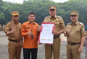 Tri Adhianto memberikan arahan kepada petugas BPS menjelang pelaksanaan Sensus Ekonomi di Kota Bekasi.