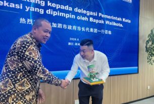 Wali Kota Bekasi Tri Adhianto berdiskusi dengan manajemen Wangneng di Huzhou, China mengenai pembangunan PSEL dan tenaga kerja lokal.