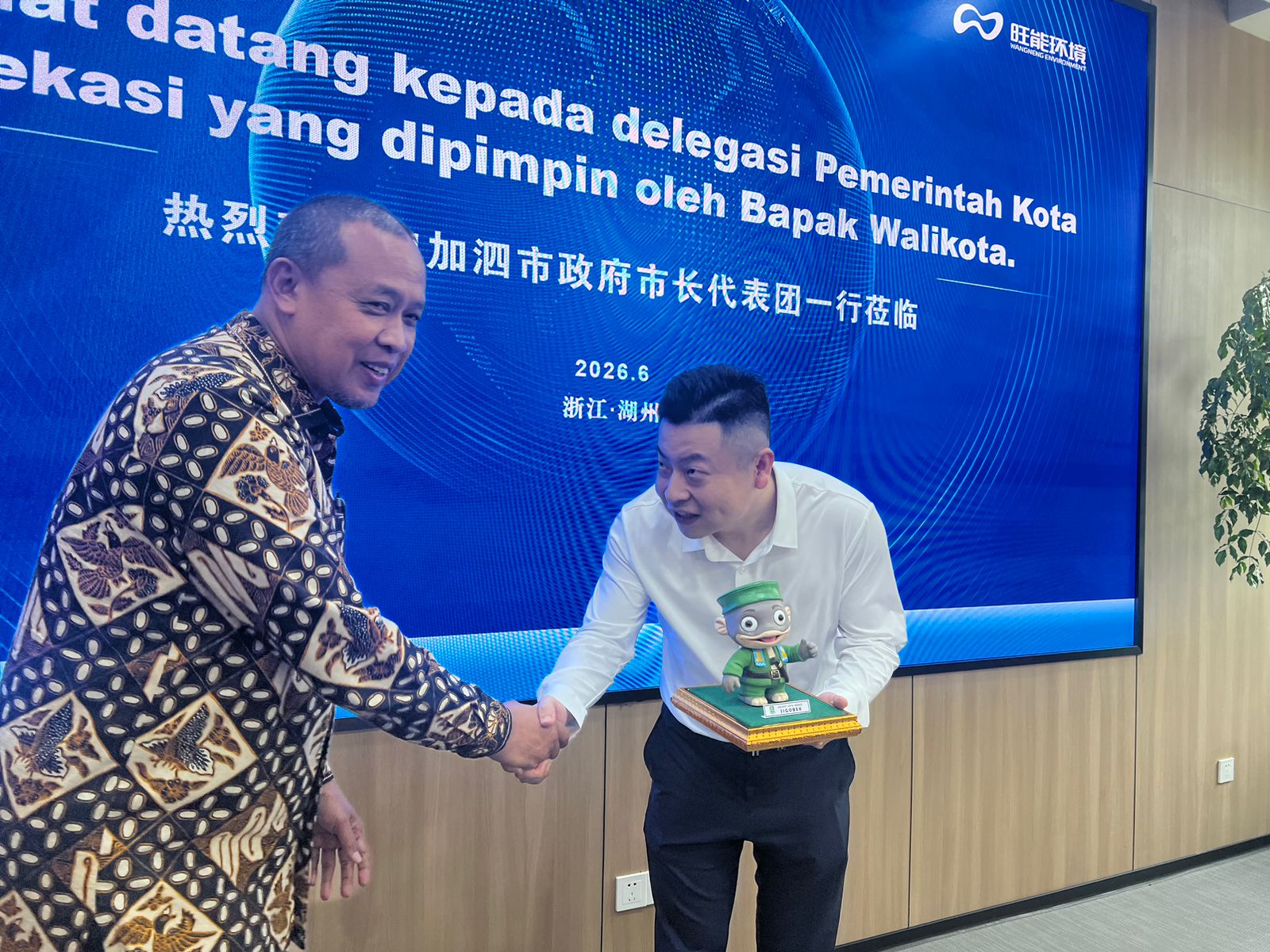Wali Kota Bekasi Tri Adhianto berdiskusi dengan manajemen Wangneng di Huzhou, China mengenai pembangunan PSEL dan tenaga kerja lokal.