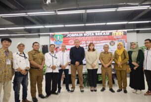 Wali Kota Bekasi Tri Adhianto membuka Job Fair Kota Bekasi 2026 di Mega Bekasi.